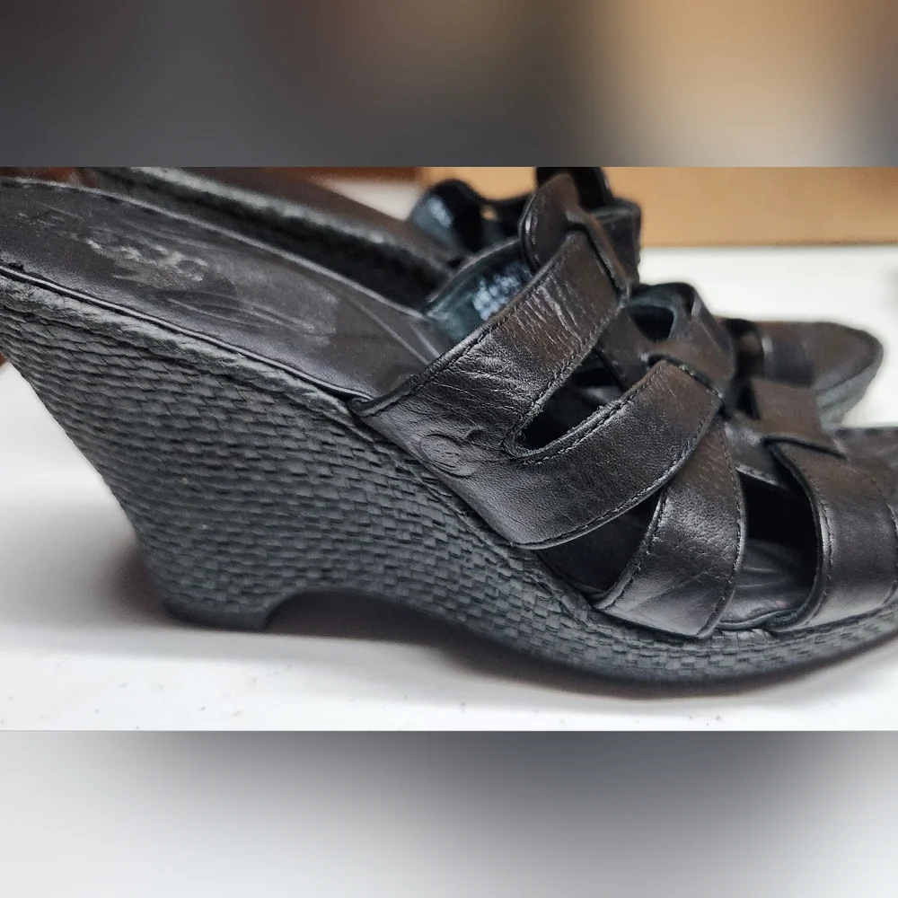 BORN Black Wedge Sandals Women Size 9 with Glossy Straps - Picture 2 of 4